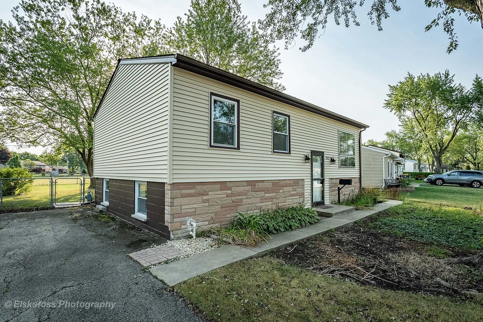 717 Sunset Cir photo 1