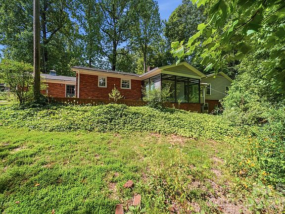 3rd image of 124 Fernwood Dr