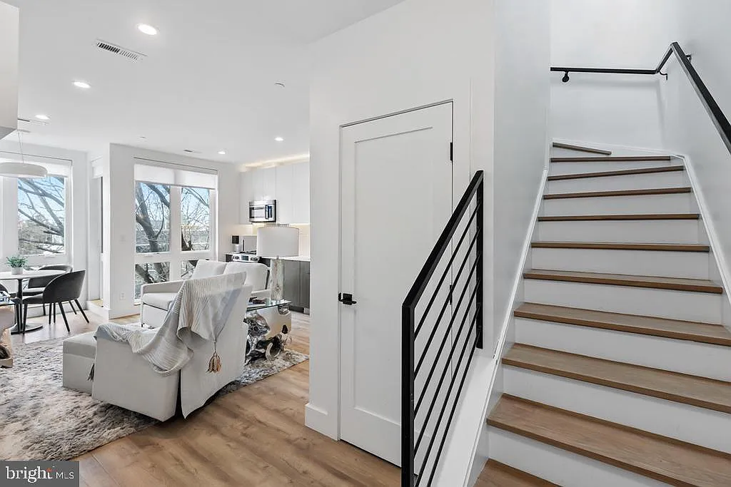 1 bed, 1.5 bath, 671 sqft, $2,350 — Photo 2