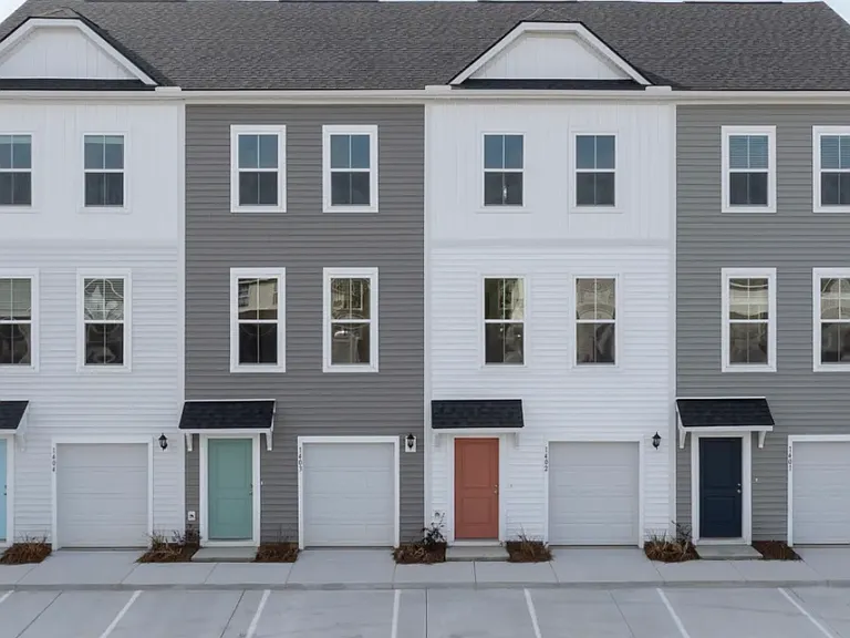 4633 Forest Hills Dr — Photo 1