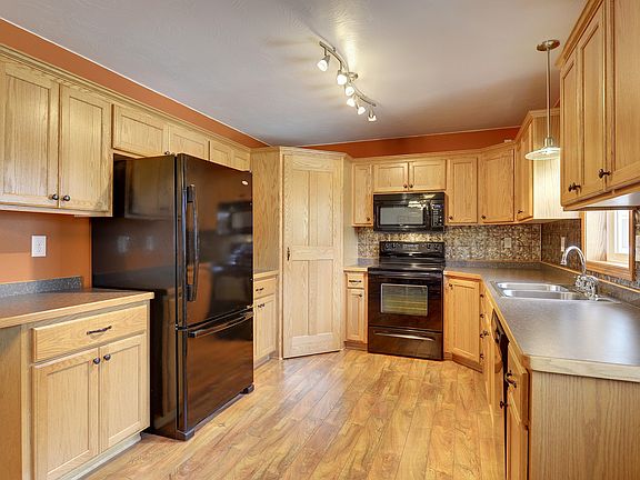 5th image of 820 Green Acre Ct