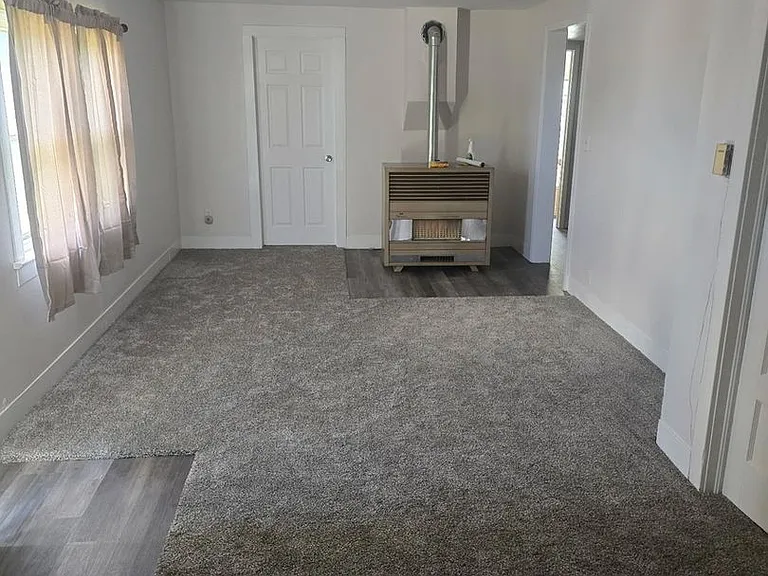 324 S Oil Ave — Photo 2