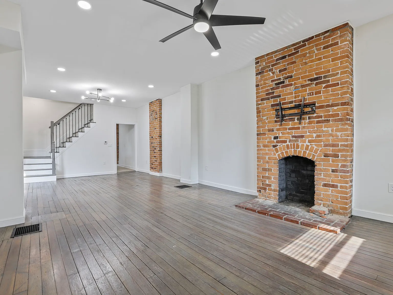 189 Avondale Ave — Photo 1