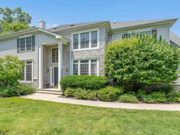 71 Schweinberg Dr, Roseland Boro, NJ 07068