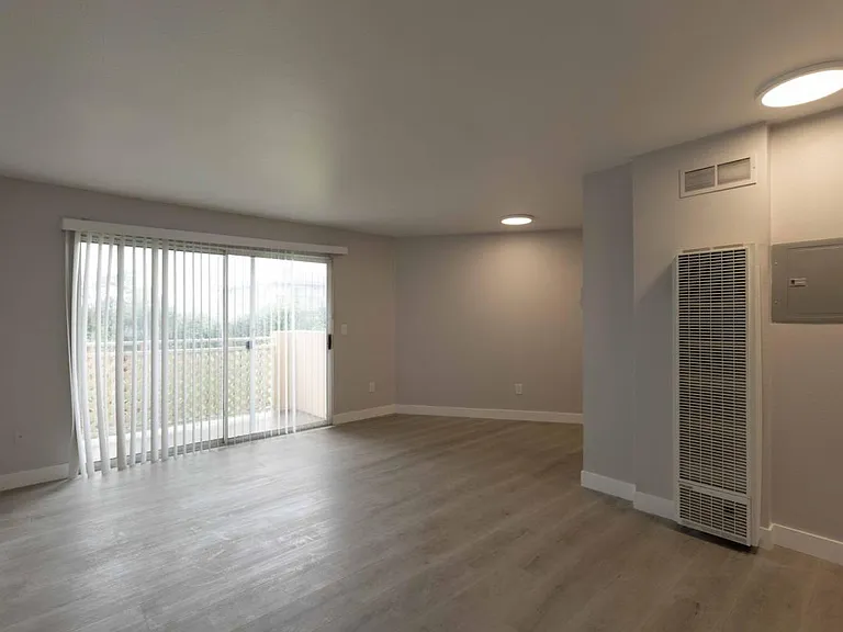 5400 Highland Ave #4 — Photo 2