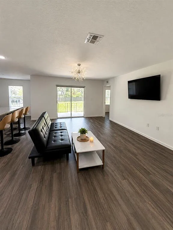 4 bed, 2.0 bath, 1889 sqft, $2,600 — Photo 4
