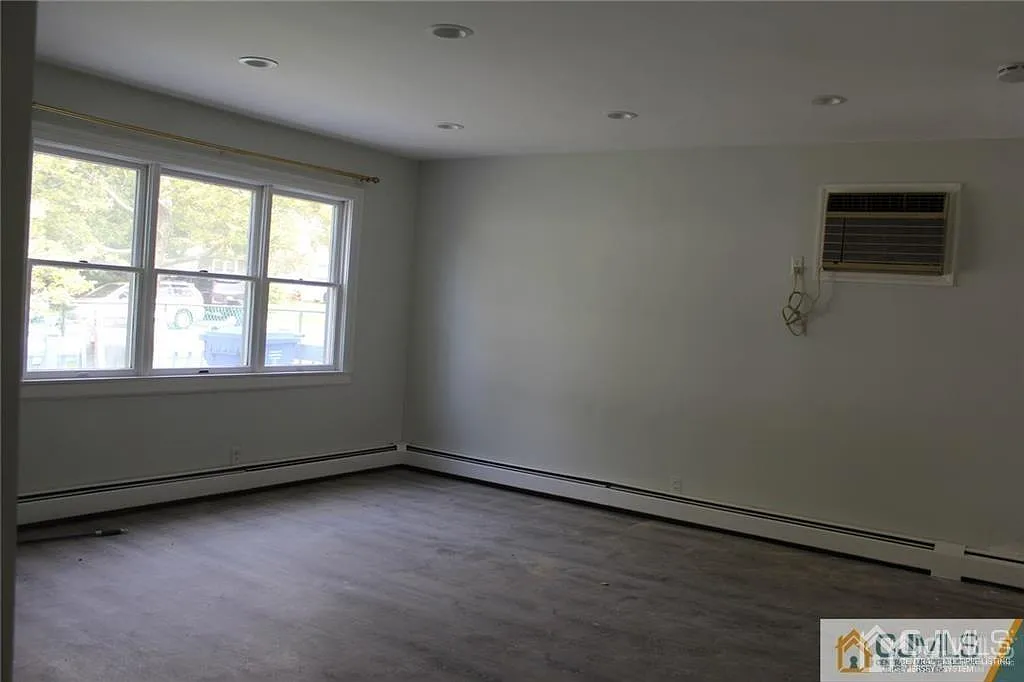 4 bed, 2.0 bath, $3,400 — Photo 2