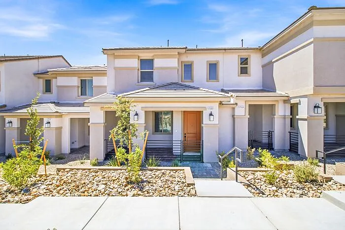 3 bed, 2.5 bath, $2,506 — Photo 2