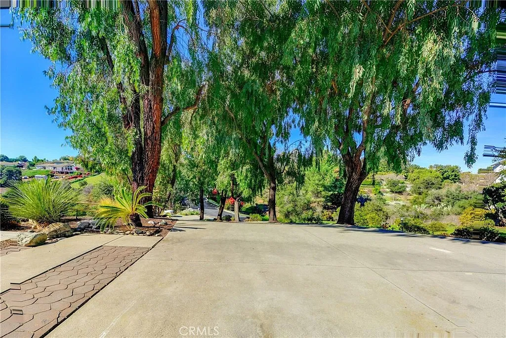 4 bed, 2.5 bath, 2994 sqft, $8,000 — Photo 2