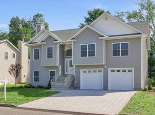 8 Terpak Ct, Garnerville, NY 10923