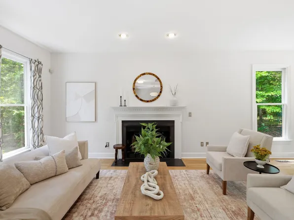 1615 Meadow Ln, Chapel Hill, NC 27516
