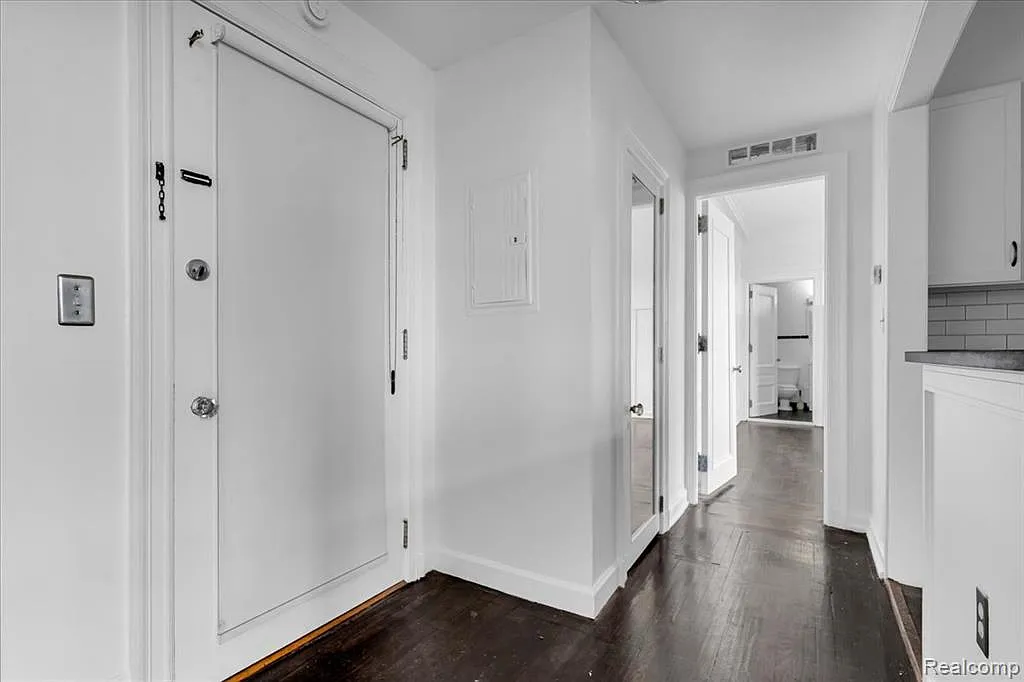 Building Photo - 2900 E Jefferson Ave #D601