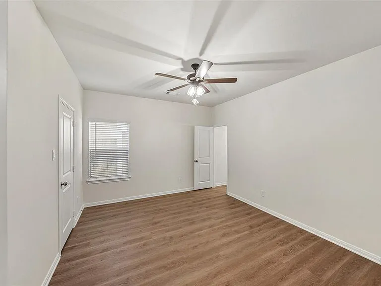 706 W Dallas — Photo 25