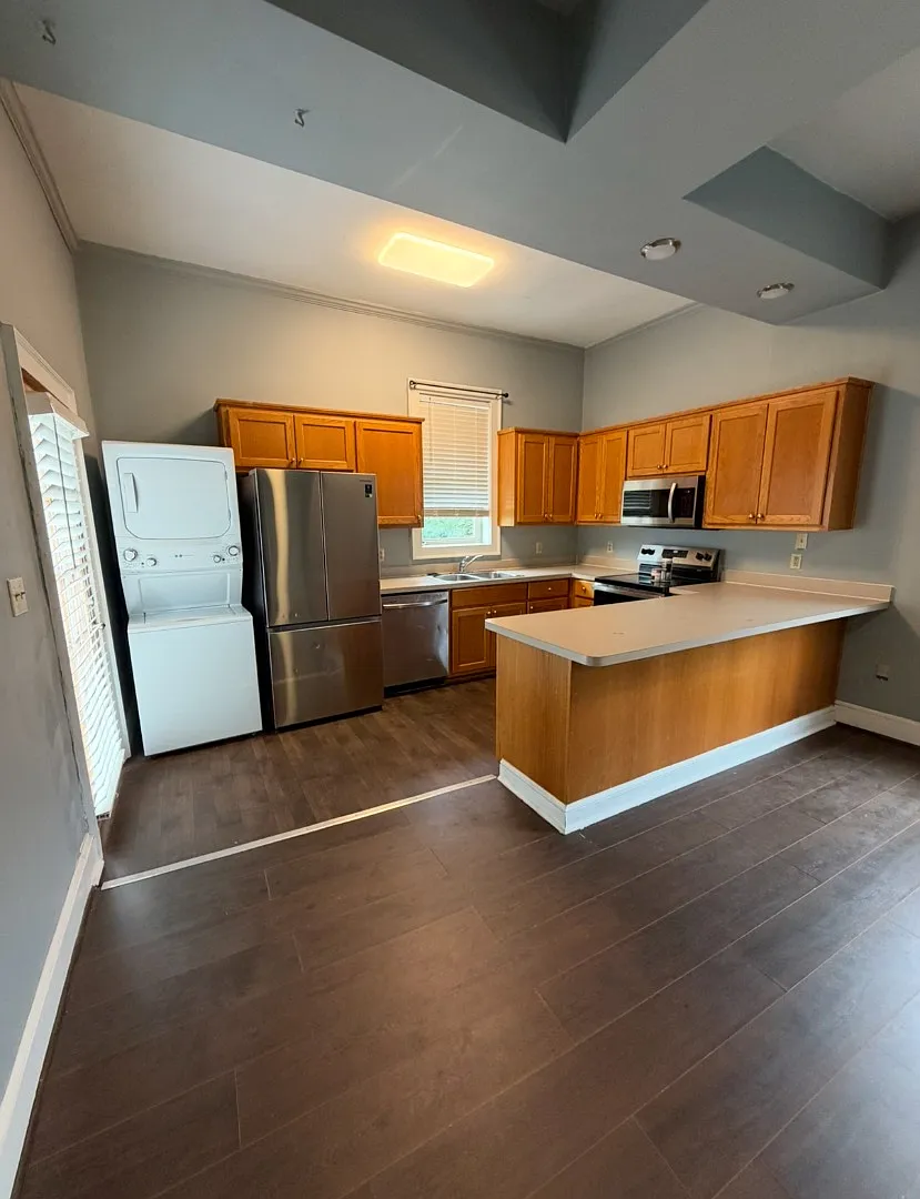 446 Green St - 446 Green St - Unit A — Photo 3
