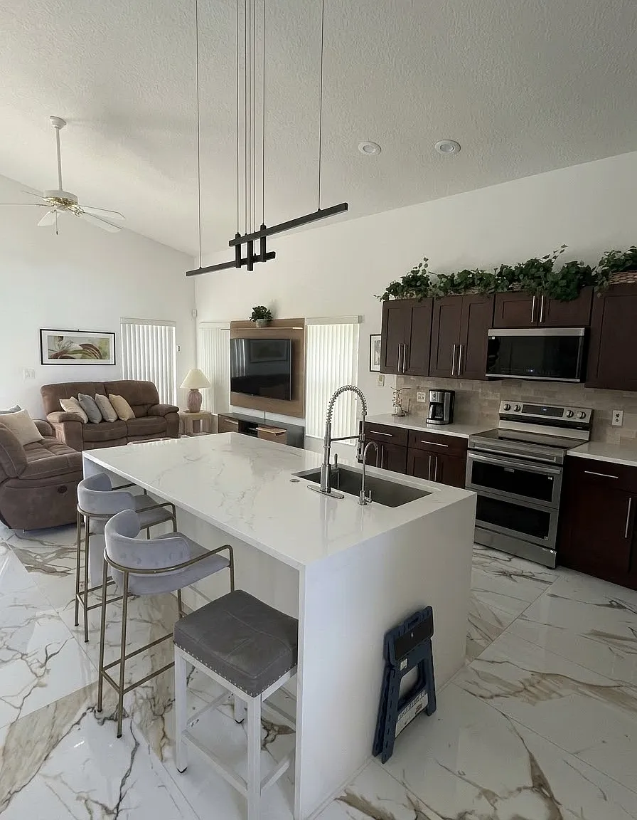 5 bed, 2376 sqft, $800 — Photo 2