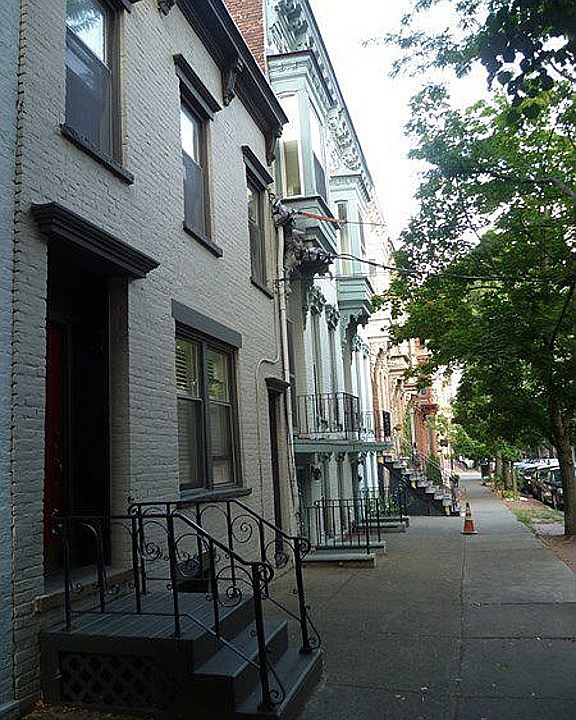Well-maintained Center Square townhouse apartment