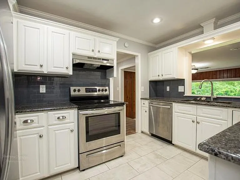 1205 W 6th St — Photo 15