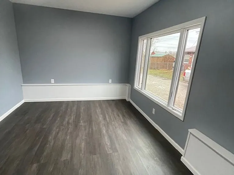 503 E College St — Photo 9