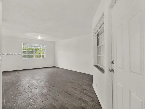 8621 SW 5th St APT 201, Hollywood, FL 33025