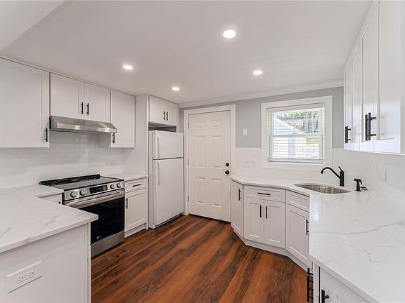 5th image of 5 Carlton Ave Floor 1