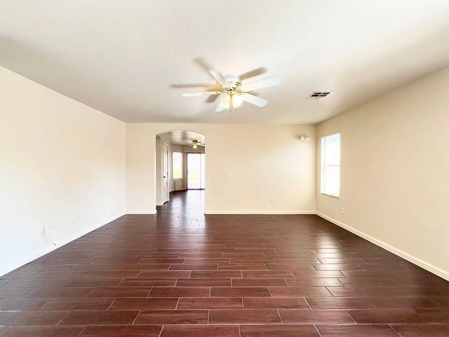 Lovely corner-lot, single-story — Photo 3