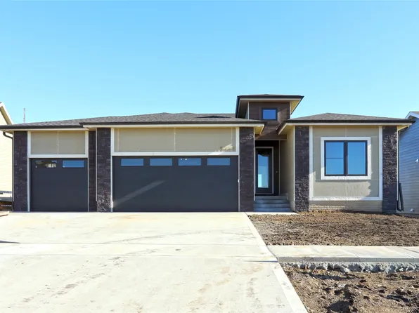 8215 Buckley Ct, Johnston, IA 50131