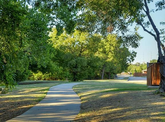 4th image of 421 Hoover Dr