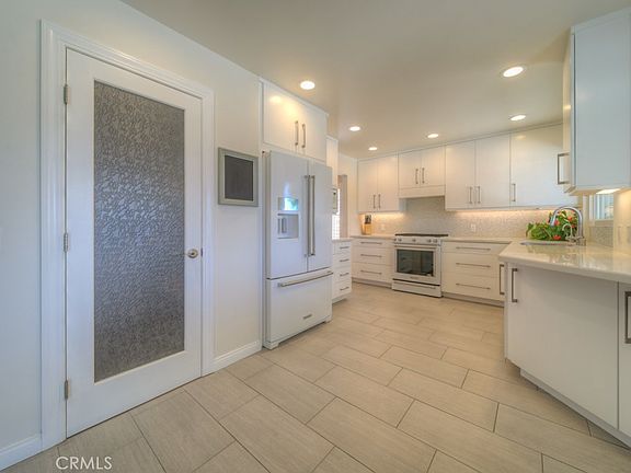 5th image of 890 W 21st St