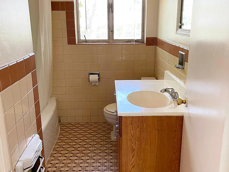 82 Broadmoor Dr — Photo 4