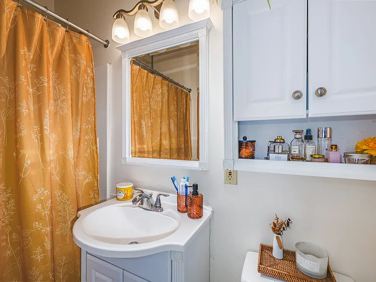 Walk to UC & UC Medical | 1BR/2BR Apartments — Photo 13