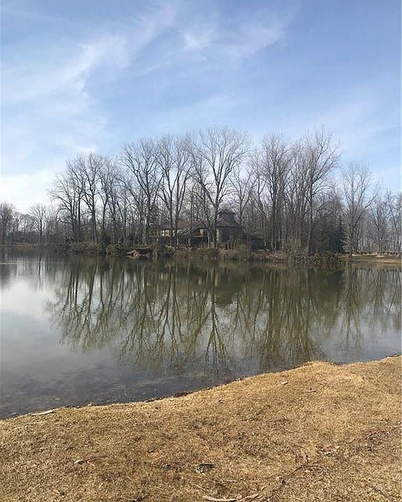 2nd image of 700 Lakeshore Dr