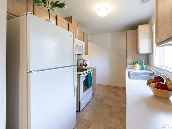 5th image of 5801 Chardonnay Dr SE