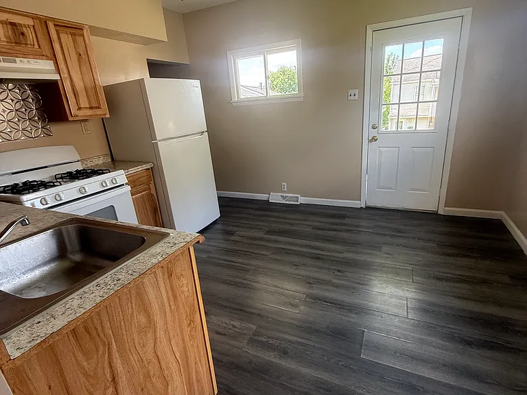 909 Parriott Ave — Photo 6