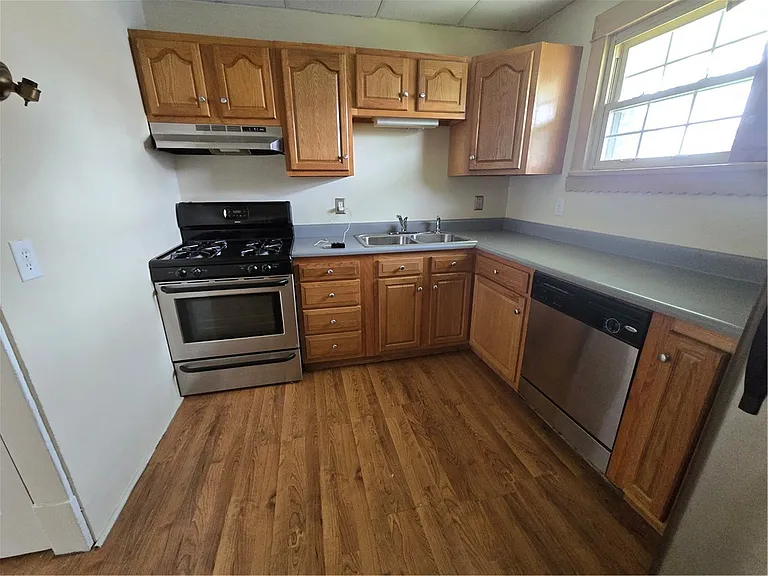 1106 Bechtel St — Photo 3