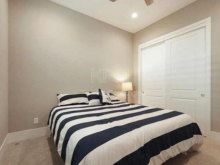 2933 Valencia St — Photo 40