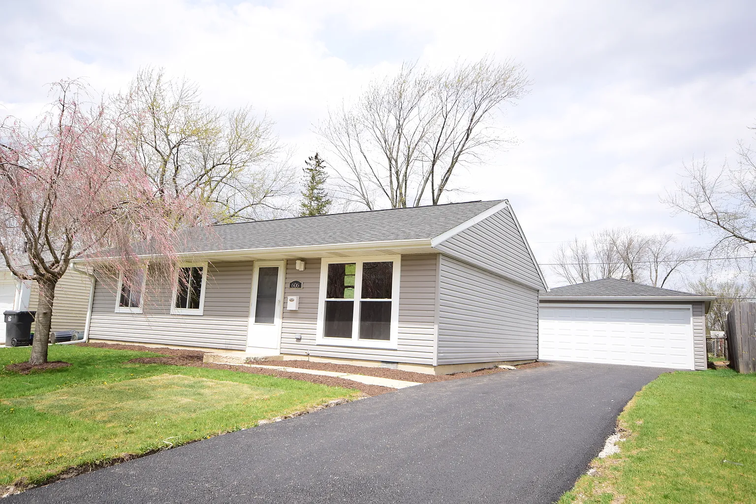 606 Oriole Dr photo 1