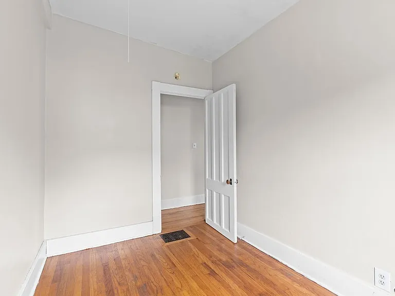109 Center St — Photo 23