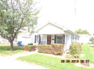 402 W Kerney St, Carmi, IL 62821