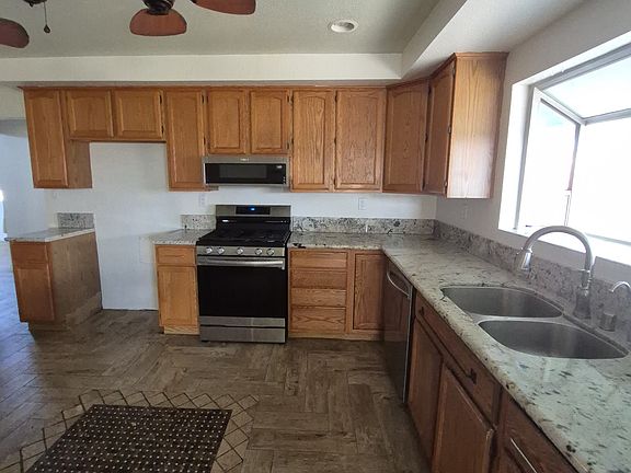 new stainless steel appliances w/ granite counters