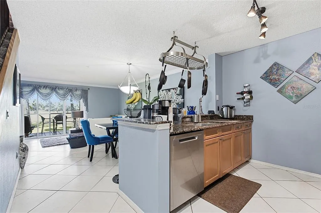 3 bed, 3.0 bath, 1572 sqft, $2,995 — Photo 2