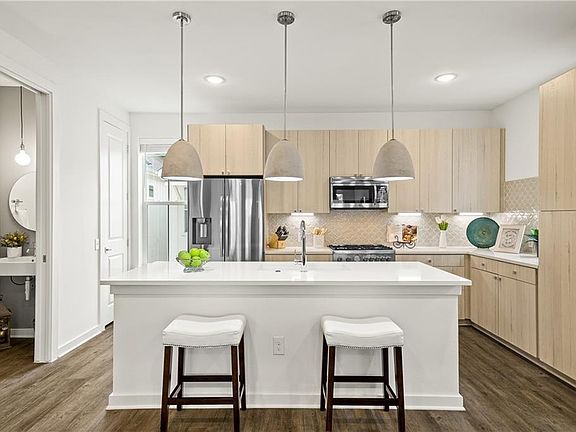 2nd image of 2624 Metcalfe Rd #8