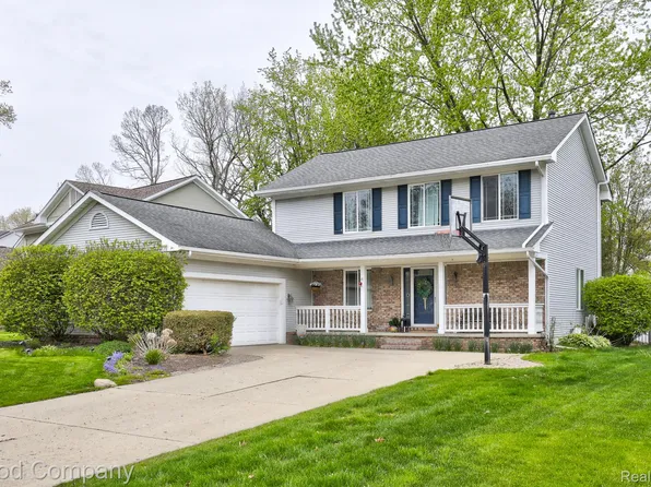 2370 Lansbury Dr, Waterford, MI 48329