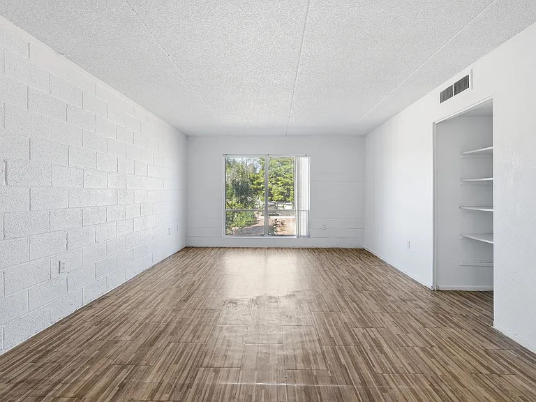 7232 N 27th Ave — Photo 5