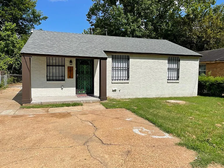 1514 S McLean Blvd — Photo 2