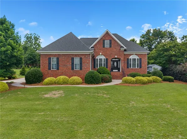102 Club Ridge Dr, Pickens, SC 29671