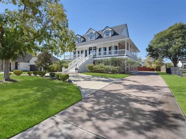 208 Club Island Way, Montgomery, TX 77356