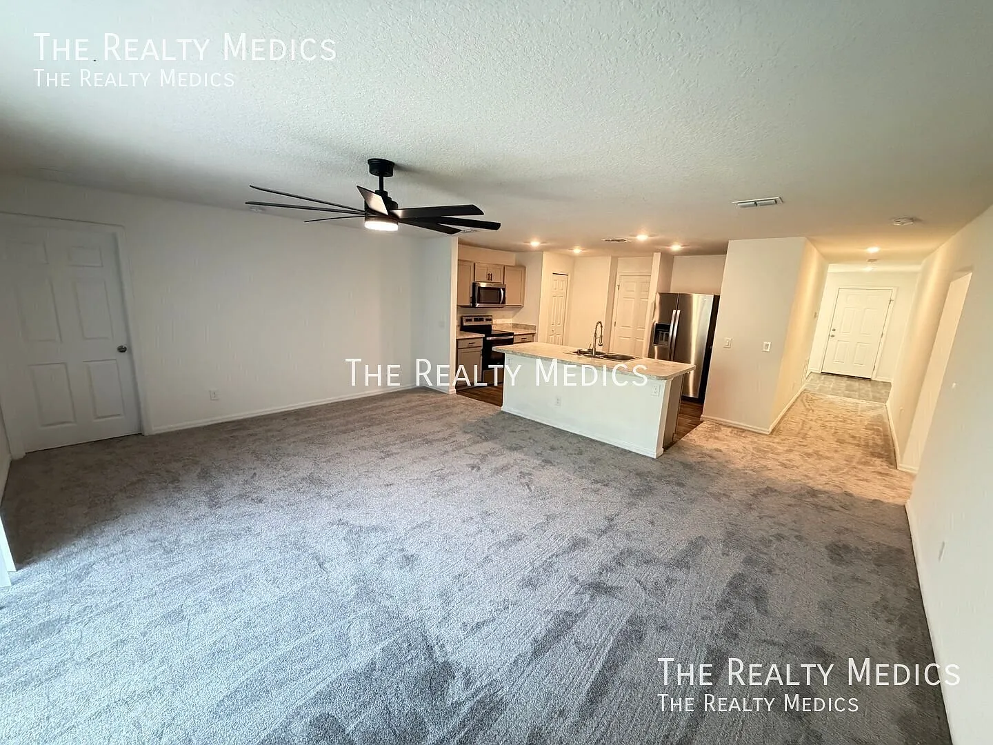 Beautiful 4 Bedroom, 2 Bathroom in Palm Bay!! — Photo 3