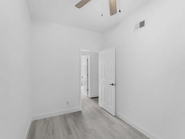 Lyndon Apartment — Photo 32