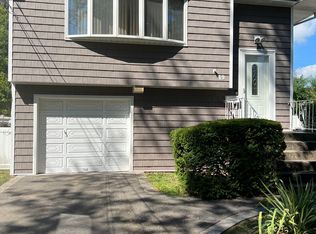 19 Robert St, Babylon, NY 11702