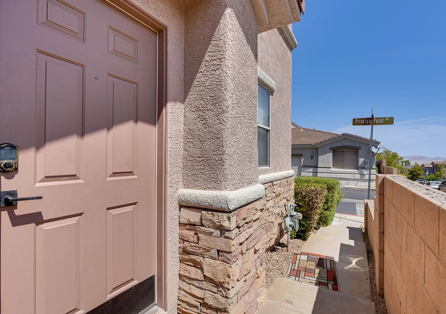 Charming 3 Bedroom Town Home — Photo 4